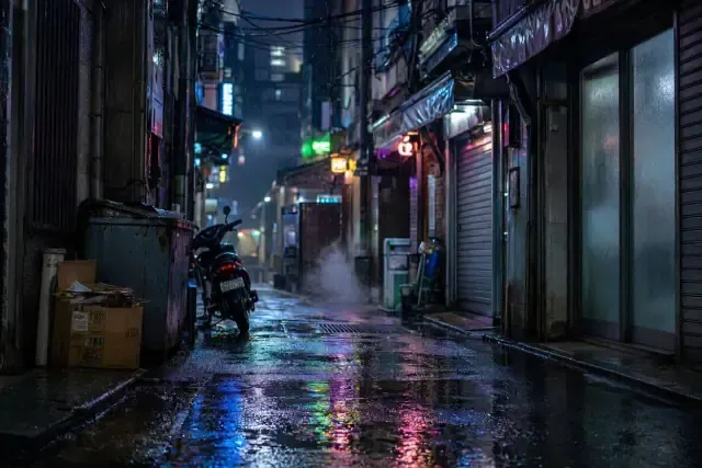비 오는 서울 골목 시네마틱 이미지 프롬프트 대표 이미지